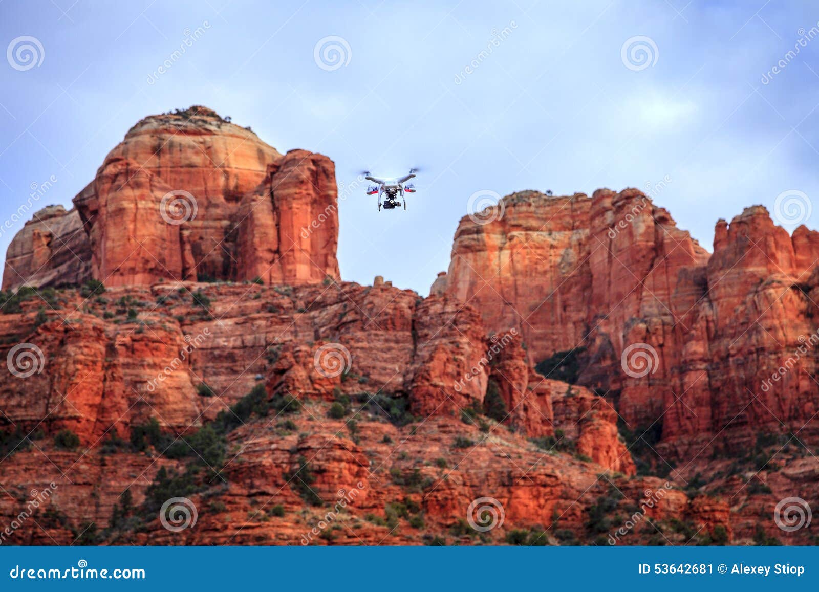 Rocha da catedral do película. O quadcopter do zangão está tomando a metragem aérea da rocha da catedral em Sedona, o Arizona