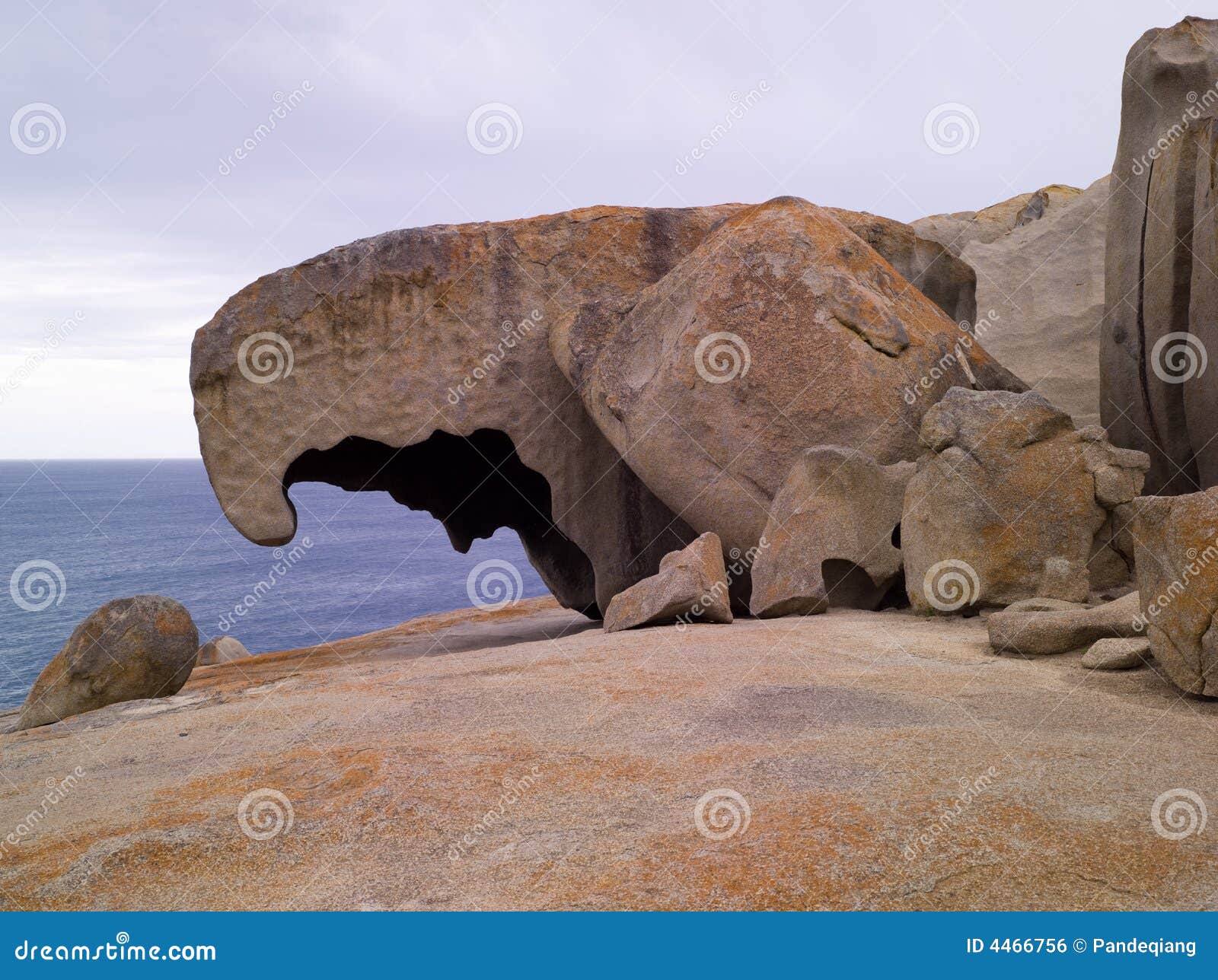O crepúsculo ajusta-se dentro em um dia nebuloso em rochas notáveis - um grupo natural de formações de rocha dadas forma pela erosão dos anos de areia e de ressaca que batem os. (Sul da Austrália)