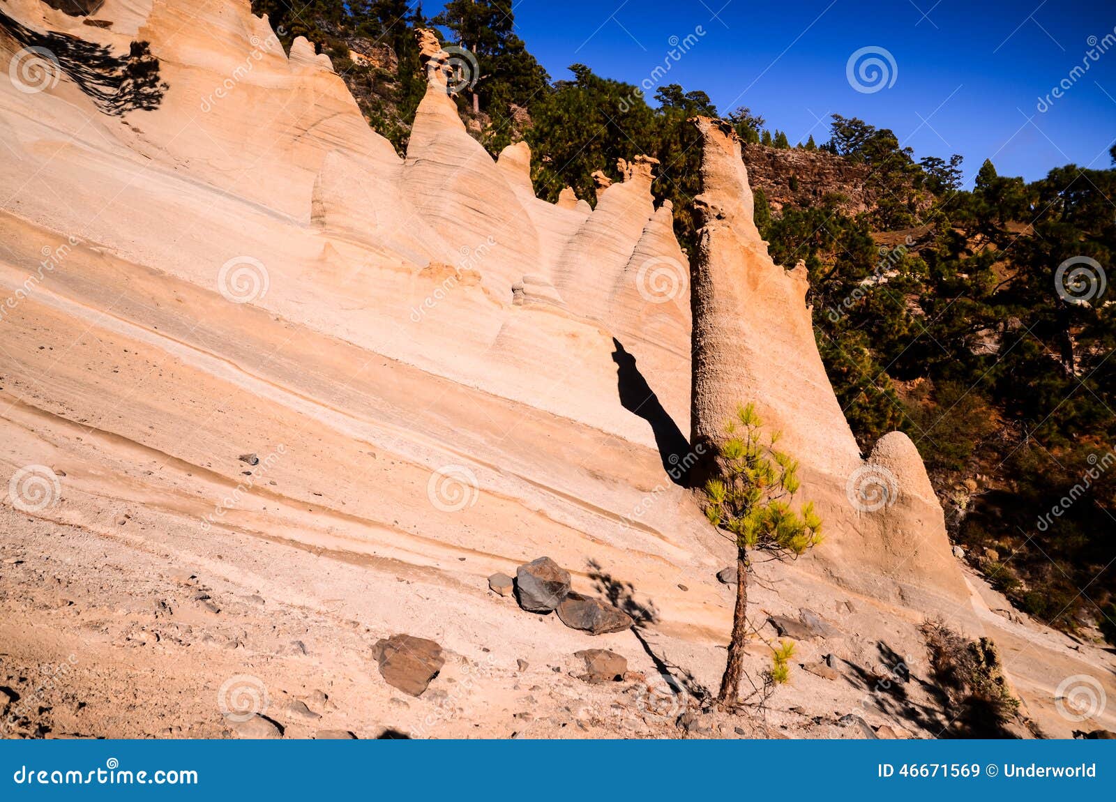 rock formations paisaje lunar