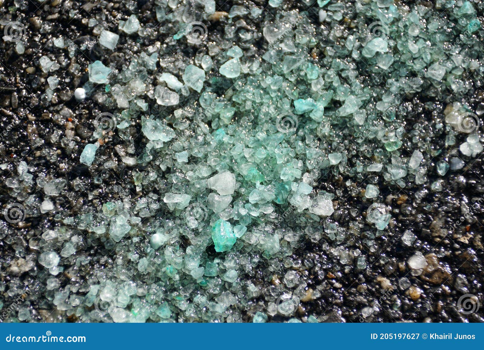 Close-up of rock salt for ice melting Stock Photo - Alamy