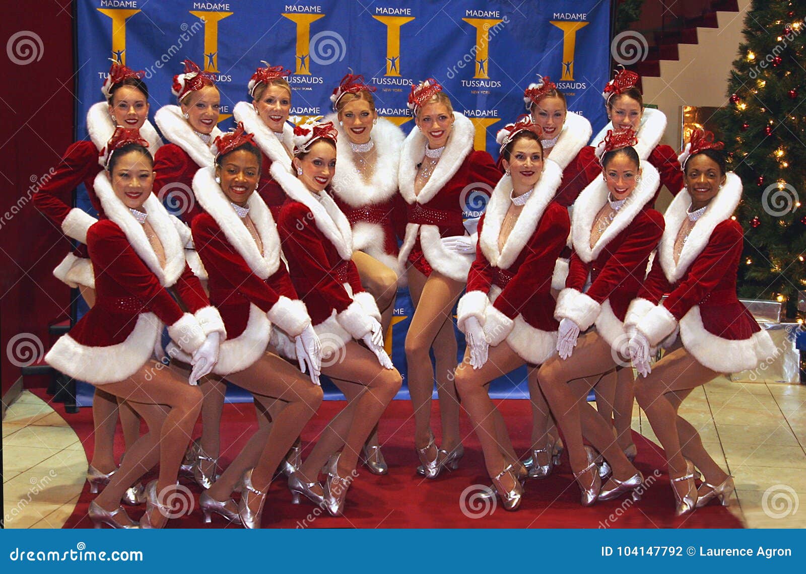 Rockettes, труппа танца ` s города радио собственная надевает их одеяние праздника сезона рождества и представляет на Мадам Tussauds Нью-Йорке на западной 42nd улице 234 в средний-городке Манхаттане В Манхаттан Чтобы быть уверенным, несмотря на установку женщины первоклассная вещь и не диаграммы воска