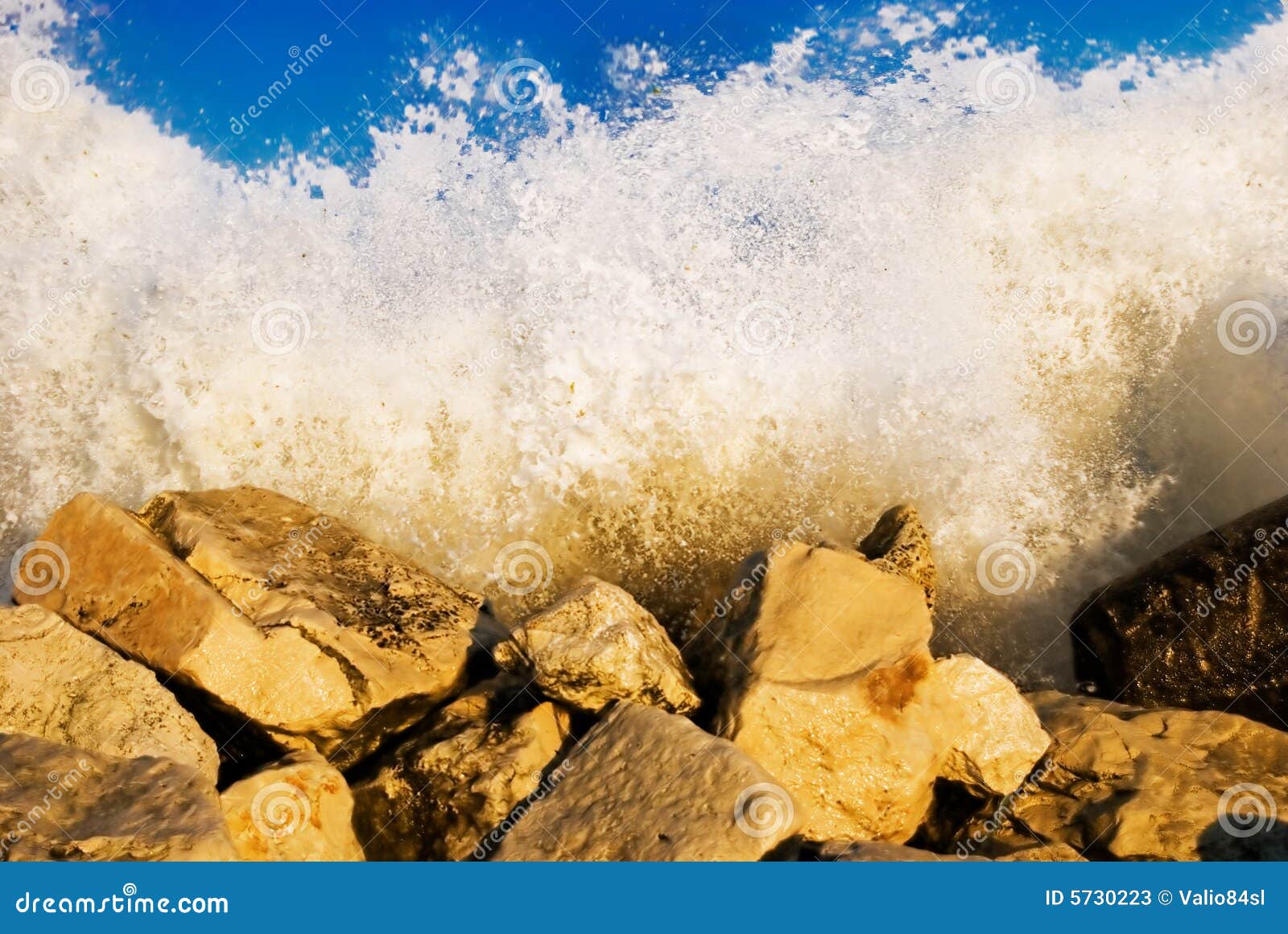 Rocking waves. Big waves crash on the roks