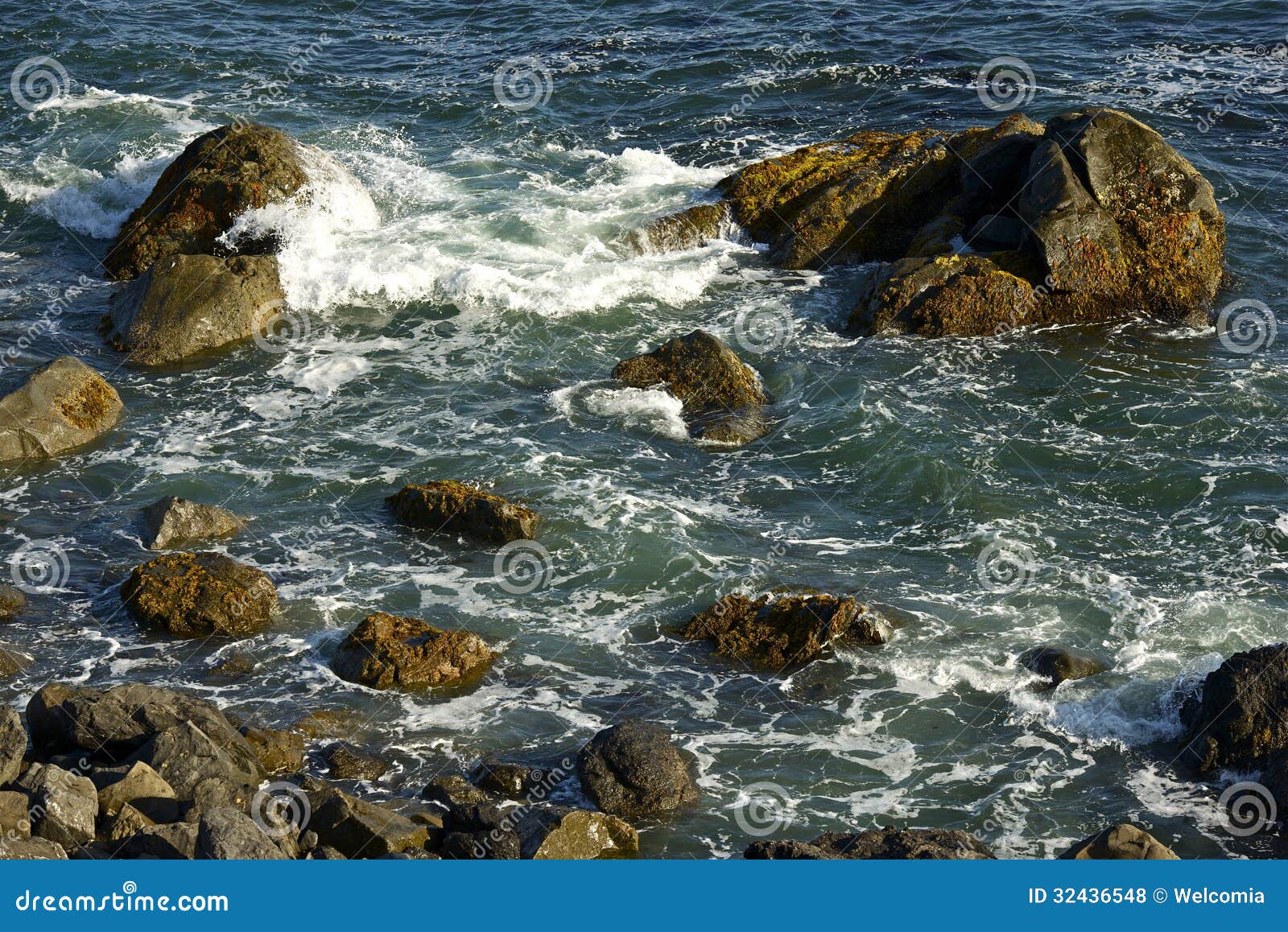 Rocky Beach arkivfoto. Bild av sten, naturligt, kalifornien 32436548