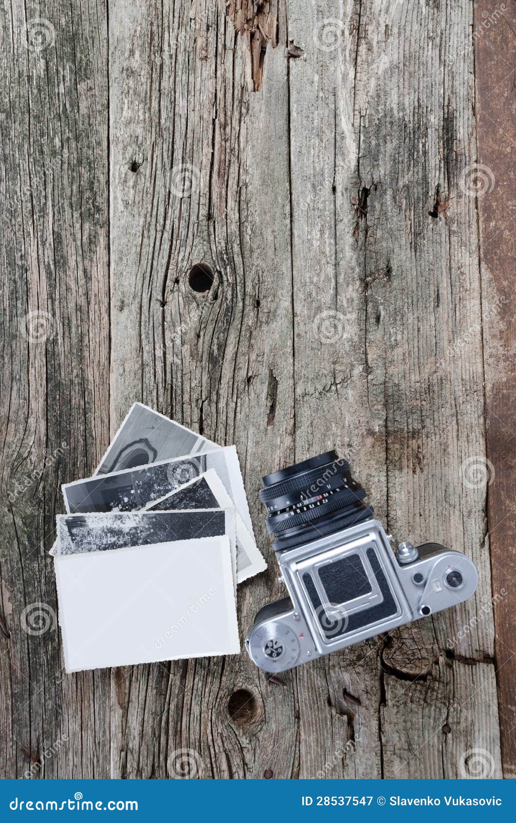 Rocznik fotografii fotografie i kamera. Stare kamery, czerni i bielu fotografie na drewnianym tle. Miejsce dla twój fotografii na pustym fotografia papierze. Odbitkowa przestrzeń na drewnianym tle.