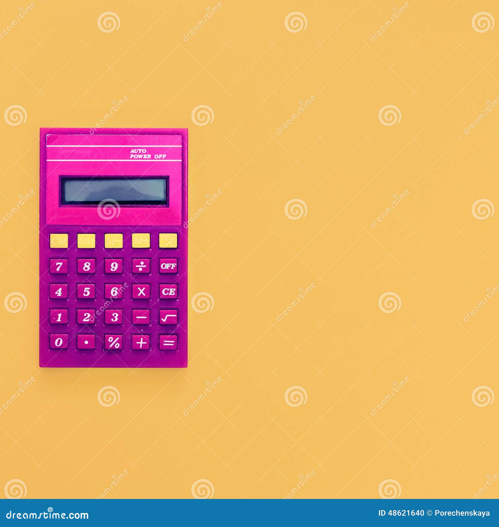 Czerwony rocznika kalkulator na jaskrawym żółtym tle