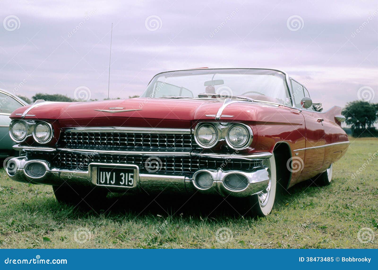 Rocznika samochód (czerwony Cadillac kabriolet). Klasyczny amerykanin, czerwony Cadillac kabriolet, widzieć tutaj przy klasycznym samochodowym przedstawieniem w UK.