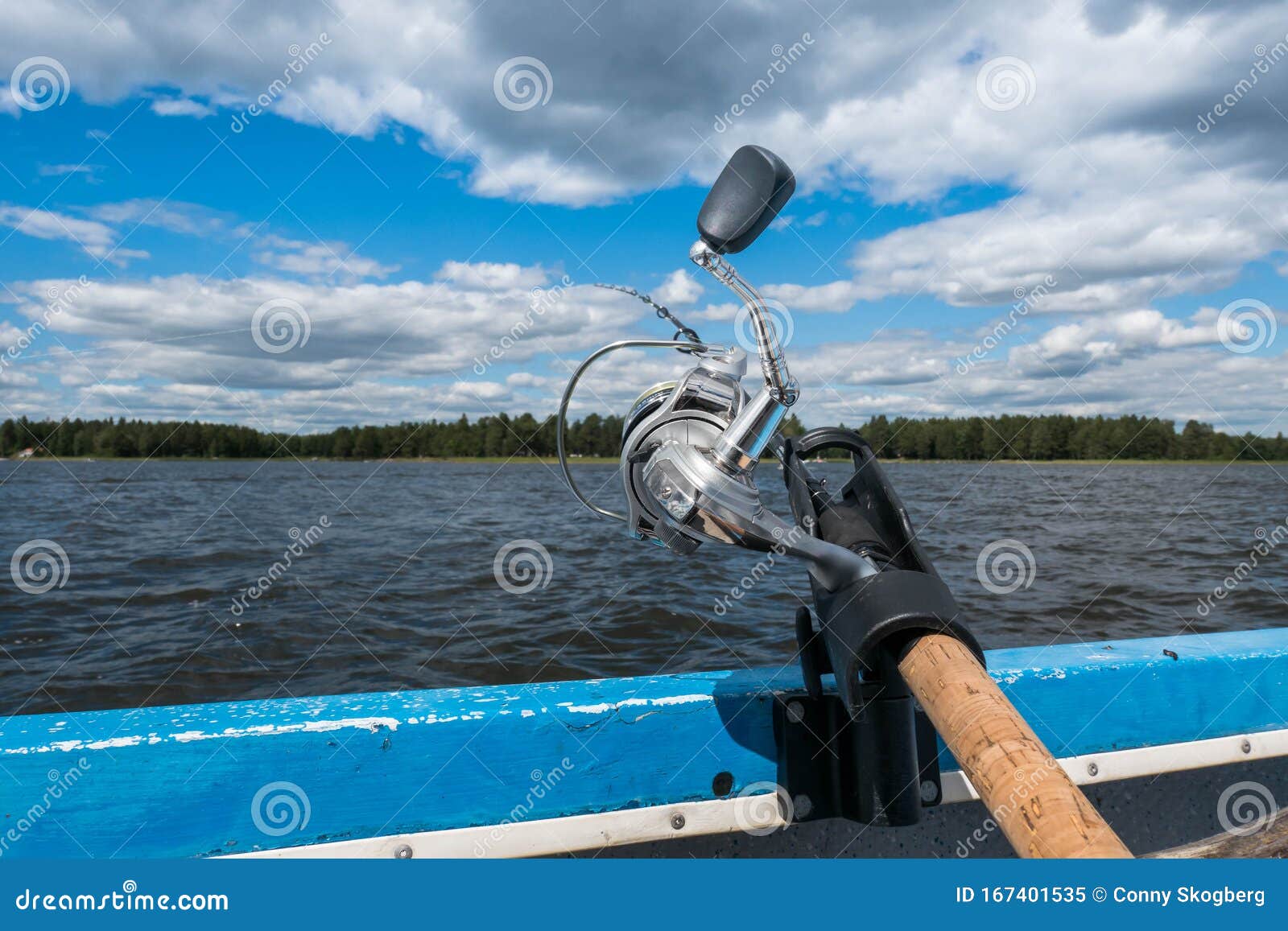 https://thumbs.dreamstime.com/z/rod-reel-boat-railing-trolling-lake-fish-blue-sky-green-trees-background-167401535.jpg