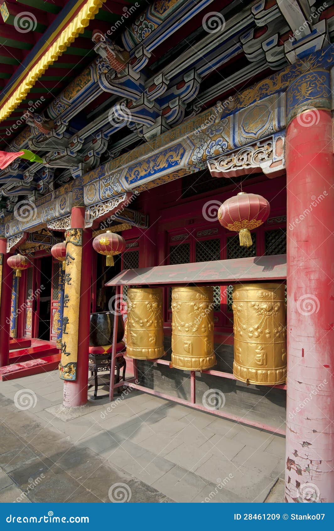 Rodas de oração douradas na frente de um templo budista. Cidade de Shenyang, província de Liaoning, porcelana.