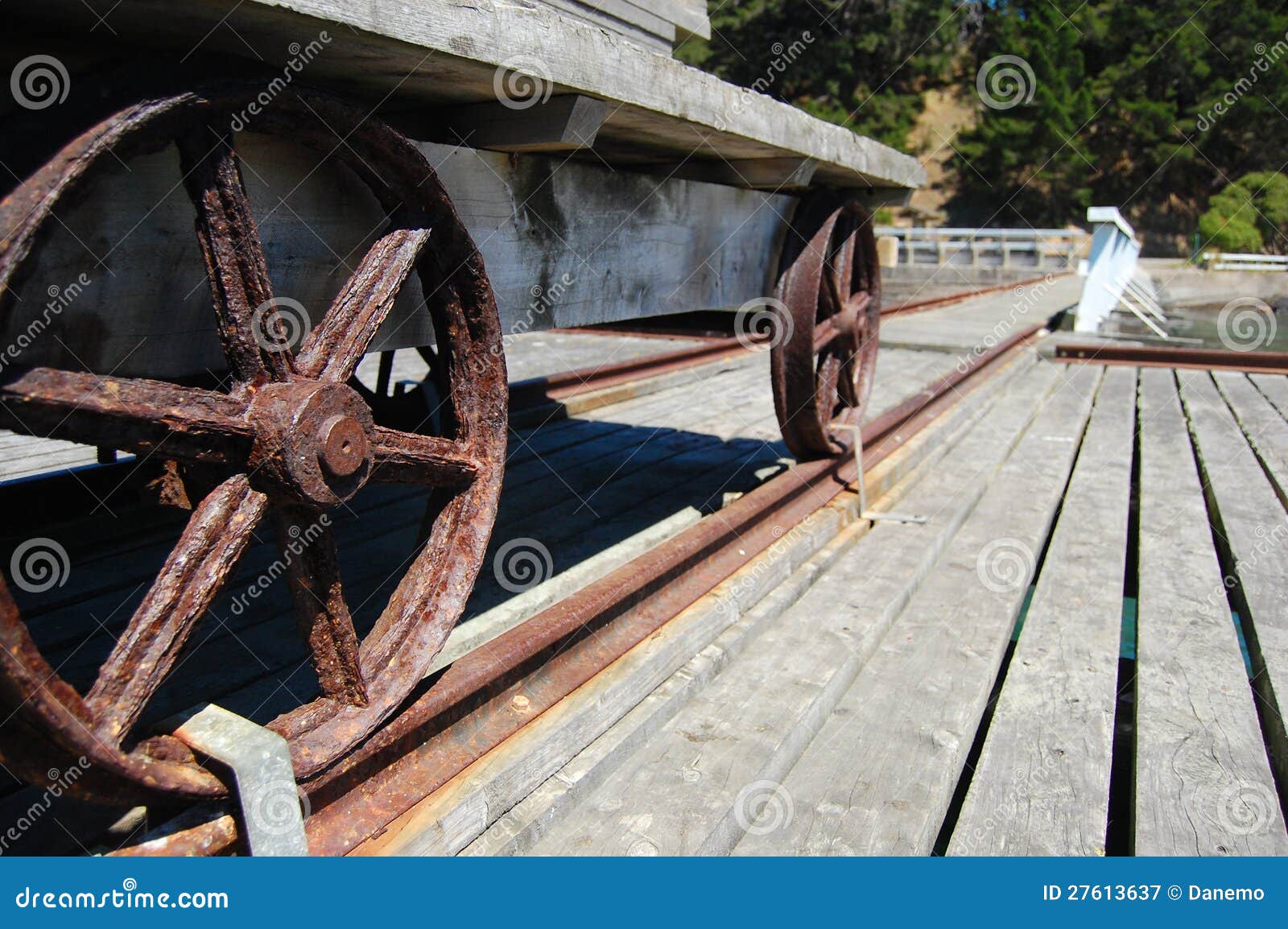 Rodas do metal do vagão velho no cais. Metal as rodas do vagão velho no cais, península dos bancos, Nova Zelândia