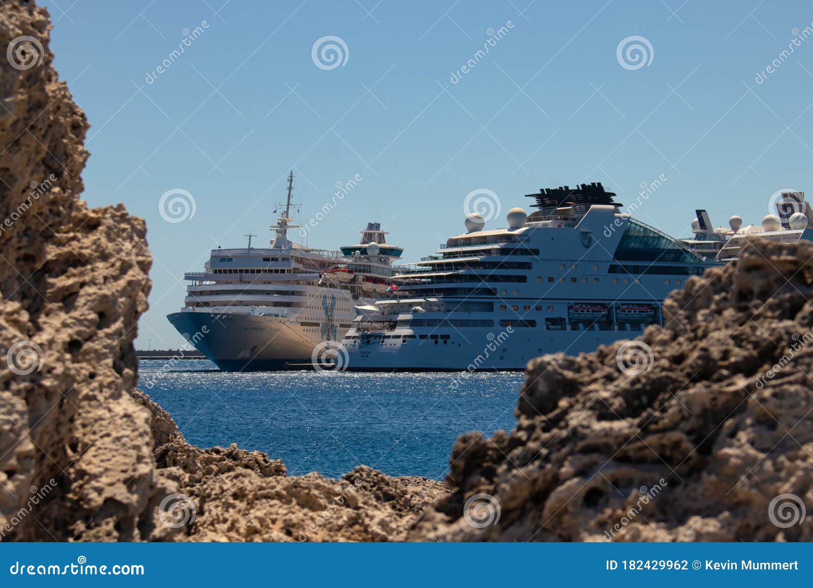 Rodas Grecia Julio 03 Cruceros En El De La Isla Rodas Vista a Través De Rocas Sin Foco Fotografía editorial - Imagen de agua, rocas: 182429962