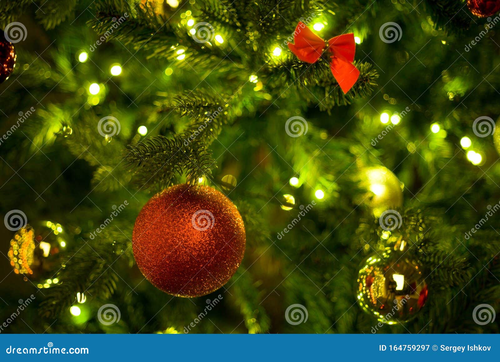 Coöperatie Initiatief Gepland Rode Bal Op Een Kerstboom Met Een Tuin Op De Achtergrond Van Een Houten  Muur Stock Afbeelding - Image of cadeau, decoratie: 164759297