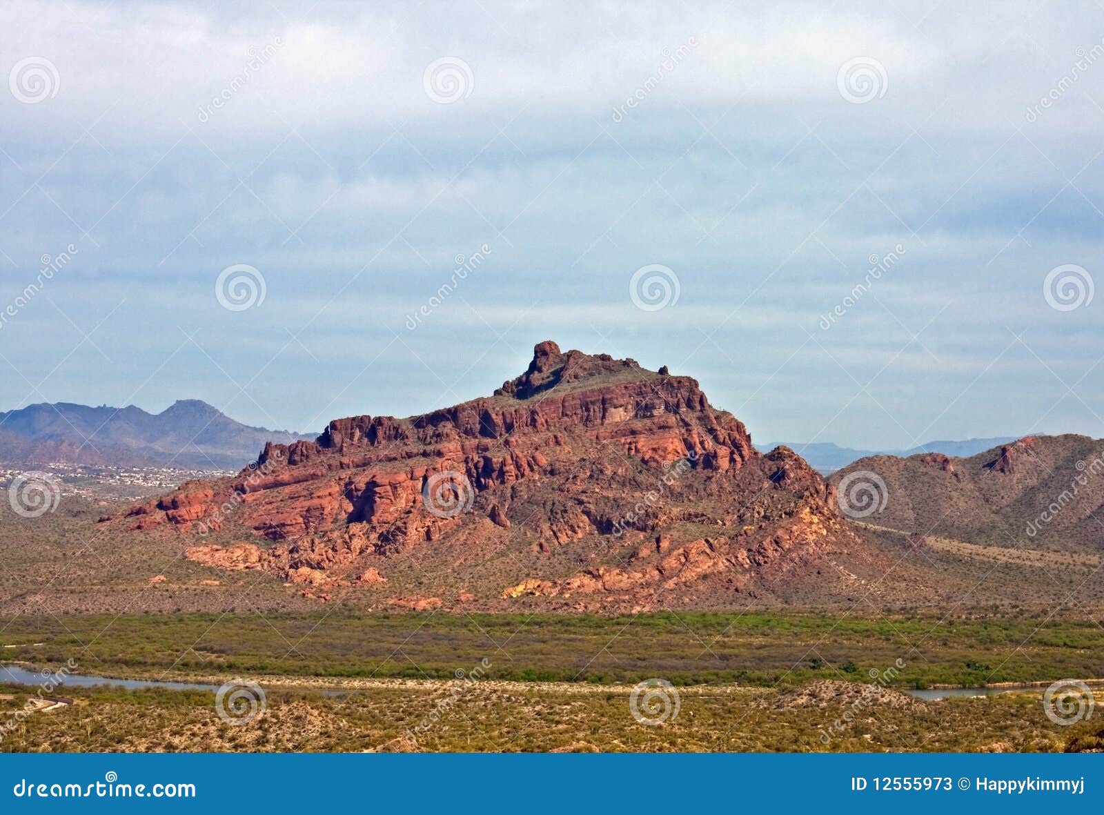 Rode Berg in Mesa, AZ. Rode Berg in Mesa Arizona op een bewolkte dag