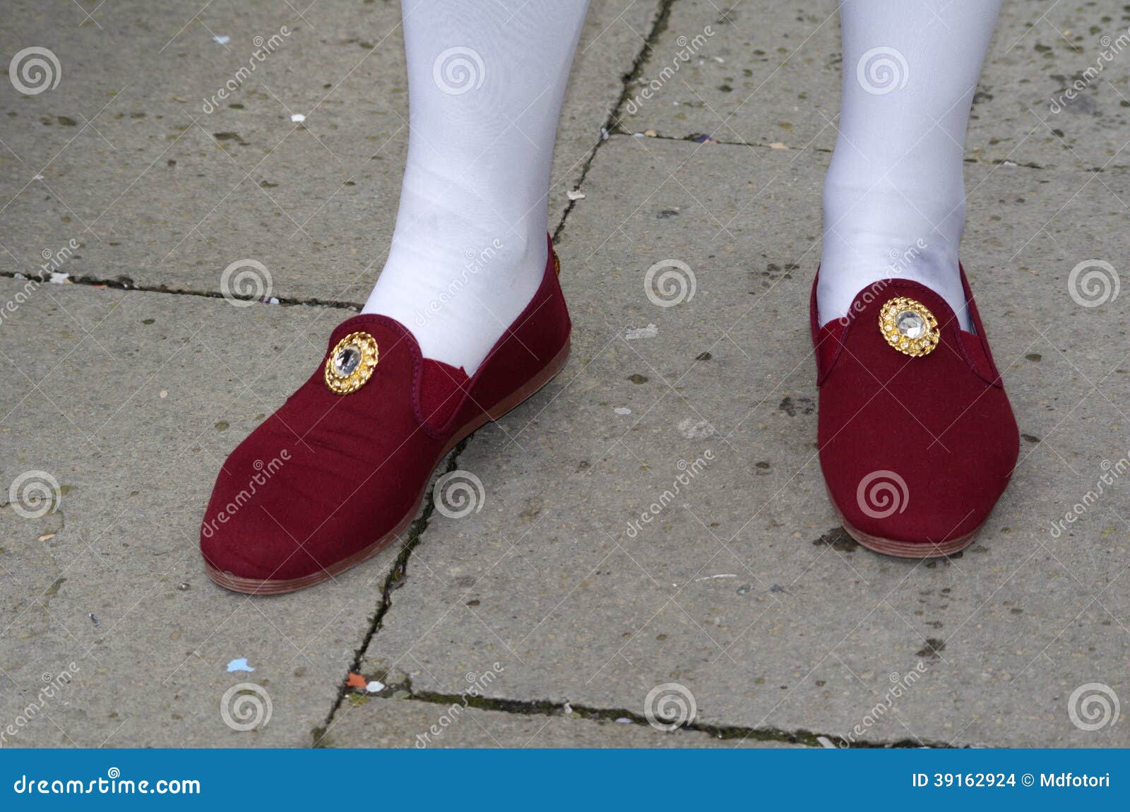 Rode Carnaval-schoenen en Witte Sokken in Venetië. Kleurrijke Carnaval verfraaide schoenen in Venetië