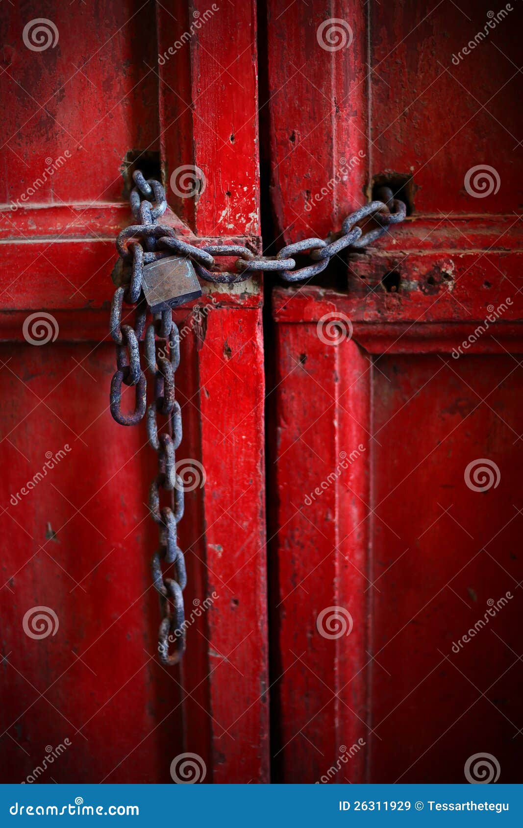 Запераю или запираю. Цепь на дверь. Дверь с цепями арт. Красная дверная ручка. Картонки на дверь красные.