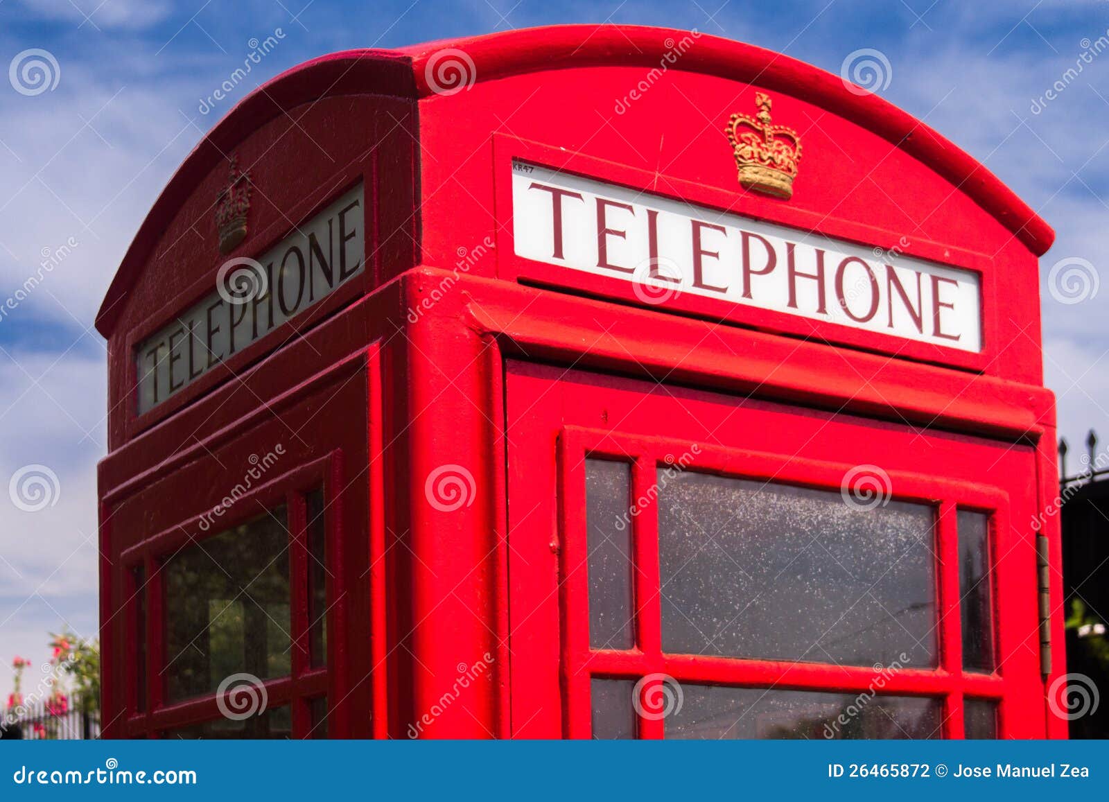 Rode Engelse telefoondoos in een Brits dorp
