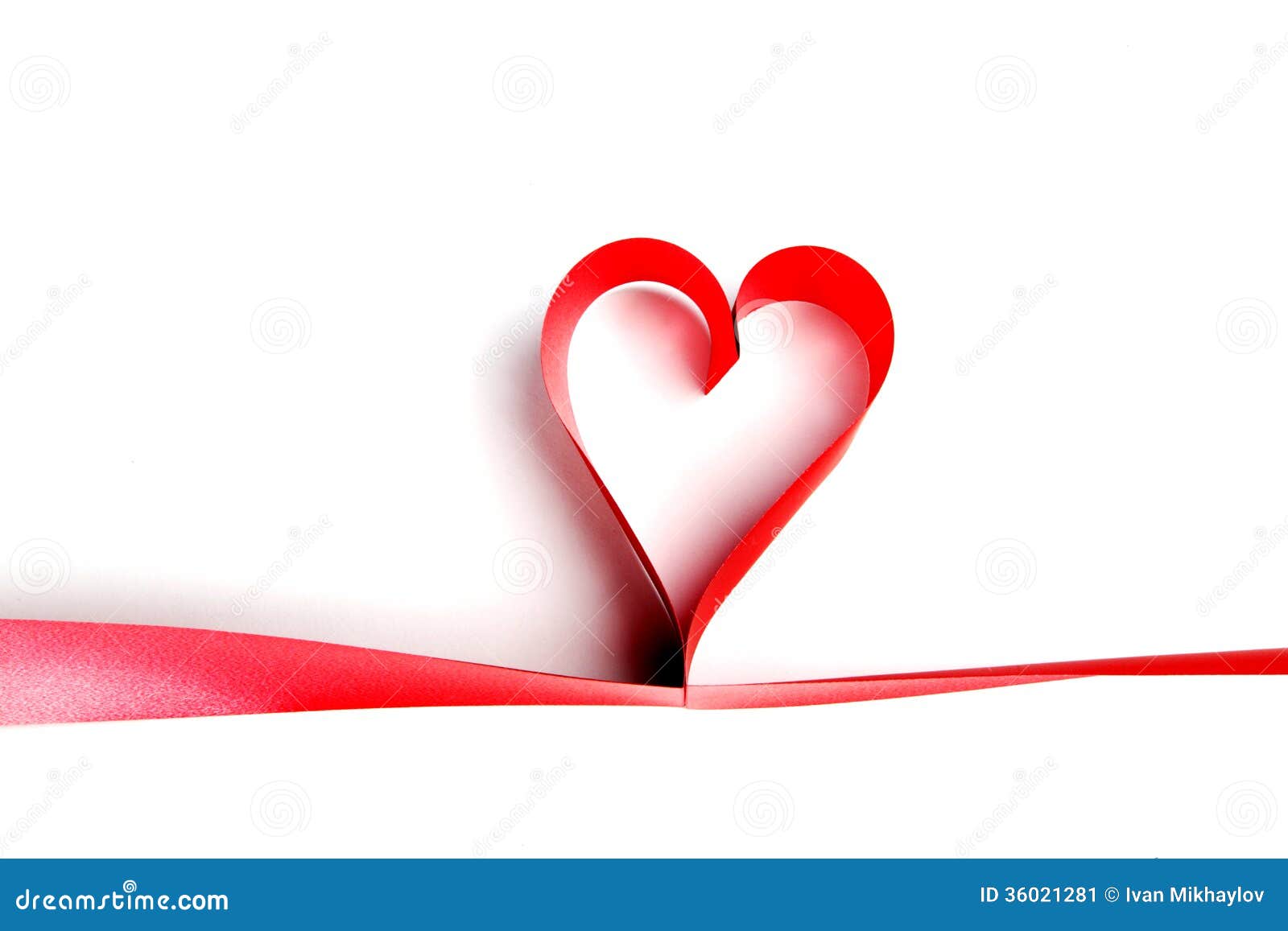 Rode hartlinten. Linten die als harten op wit, het concept van de valentijnskaartendag worden gevormd