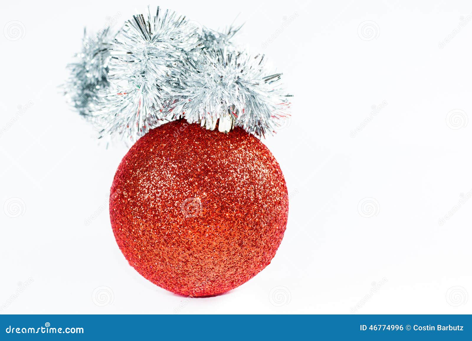Rode Kerstmis. Rode enige Kerstmisbol met zilveren klatergoud