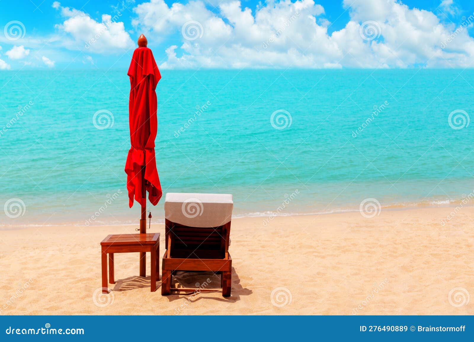 eerste een beetje kaart Rode Paraplu Destoel Zonneparasol Zonneschijn Lounge Sun Bed Tropical Sea  Strand Zomervakantie Stock Afbeelding - Image of vouwen, vrijheid: 276490889
