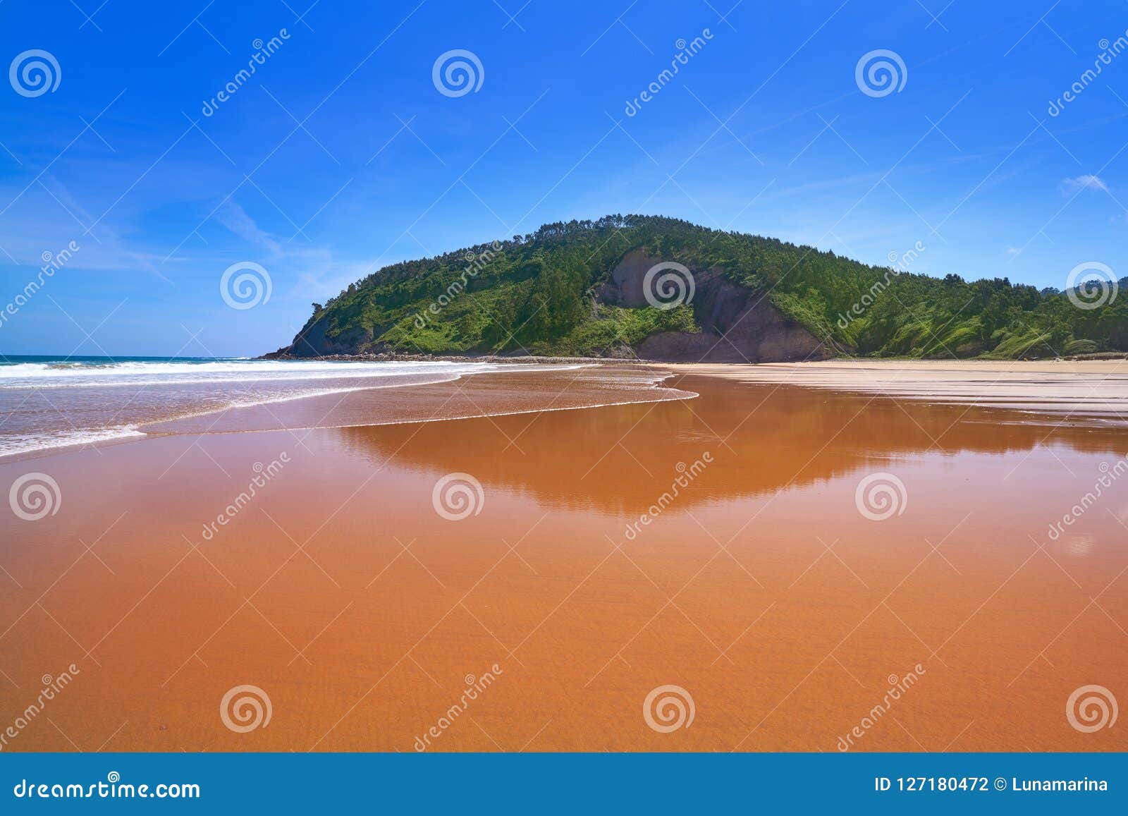 Rodiles plaża w Asturias Spain blisko villaviciosa rzeki