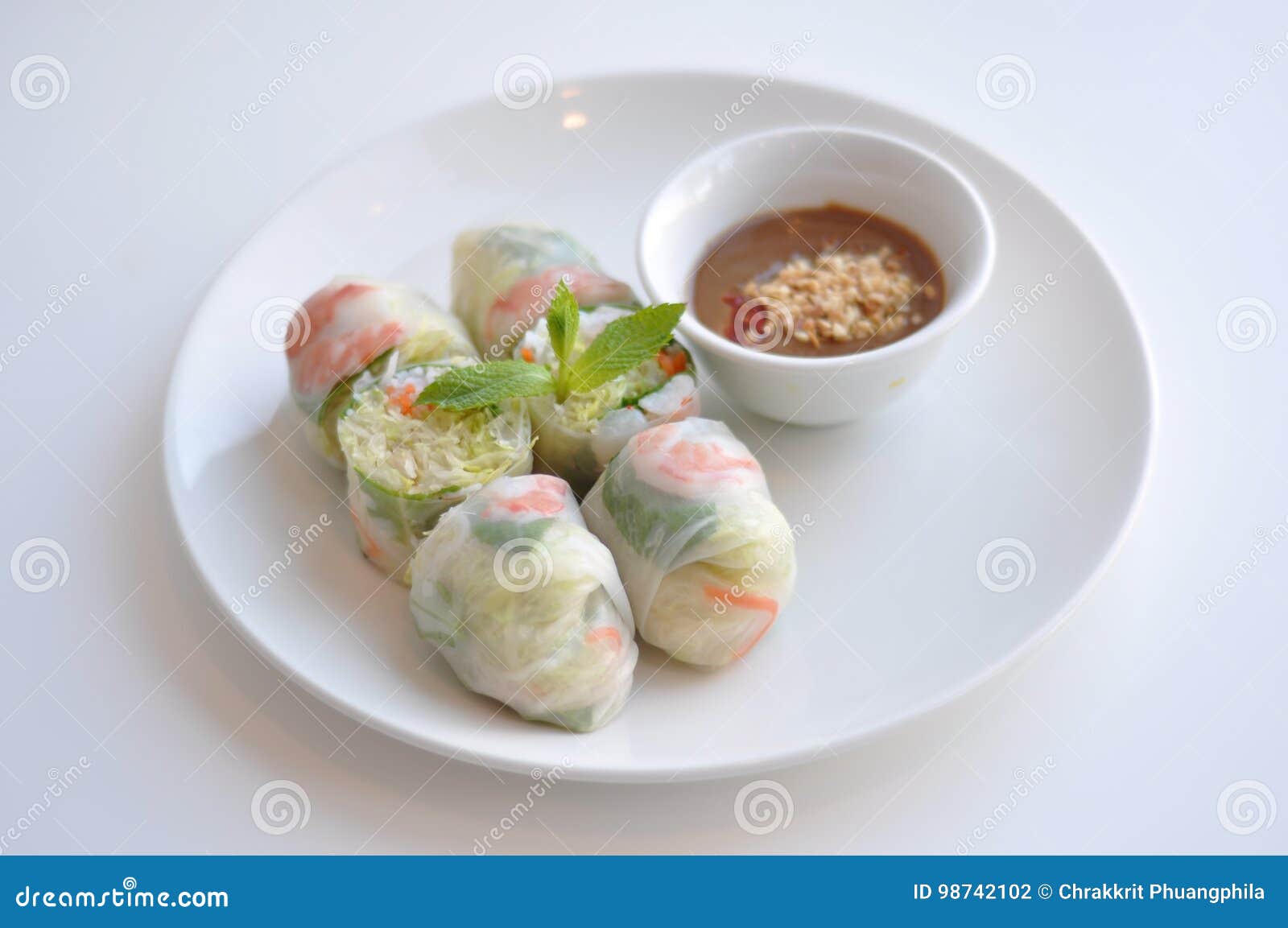 Rodillos de resorte frescos. Primavera fresca sana Rolls Un papel de arroz diáfano rodado alrededor del cerdo