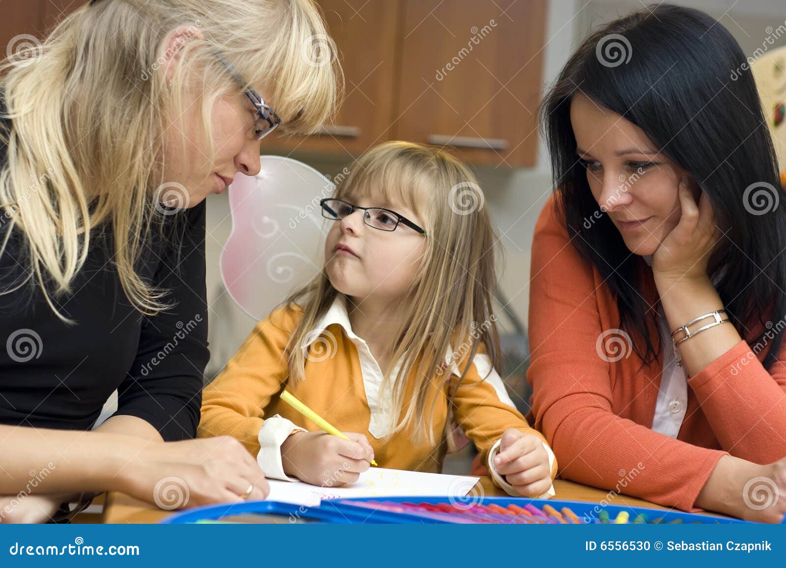 Rodzinny target1289_0_. Assited ciocin kolorowego pojęcia rysunkowa rodzinna dziewczyna jej domowego macierzystego obrazka target1299_0_ potomstwa