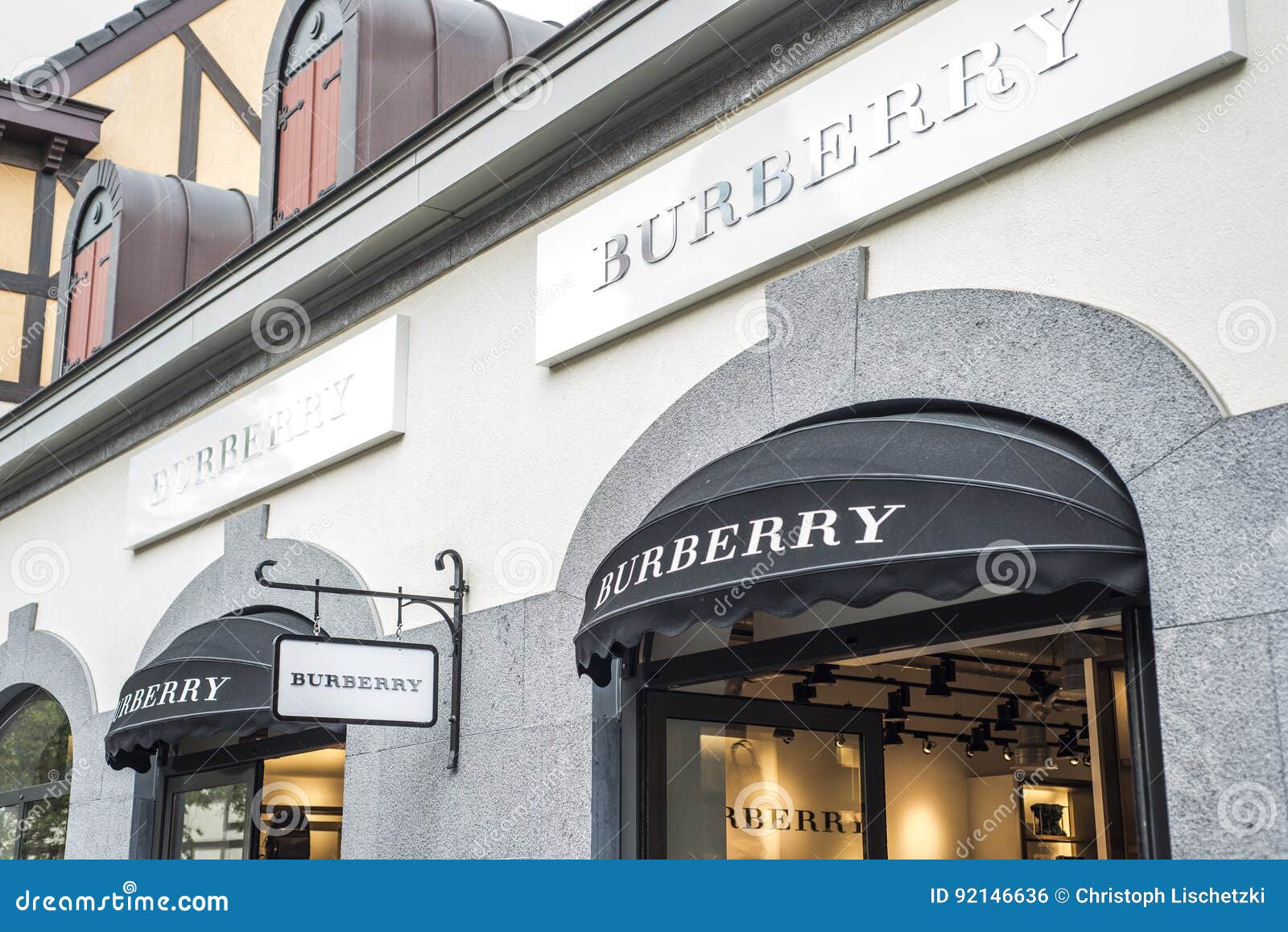 Roermond Nederland 07 05 2017 Embleem Van De Burberry-Opslag in Het Mc Arthur Glen Outlet Het Winkelen Gebied Foto - Image nederland, merken: 92146636