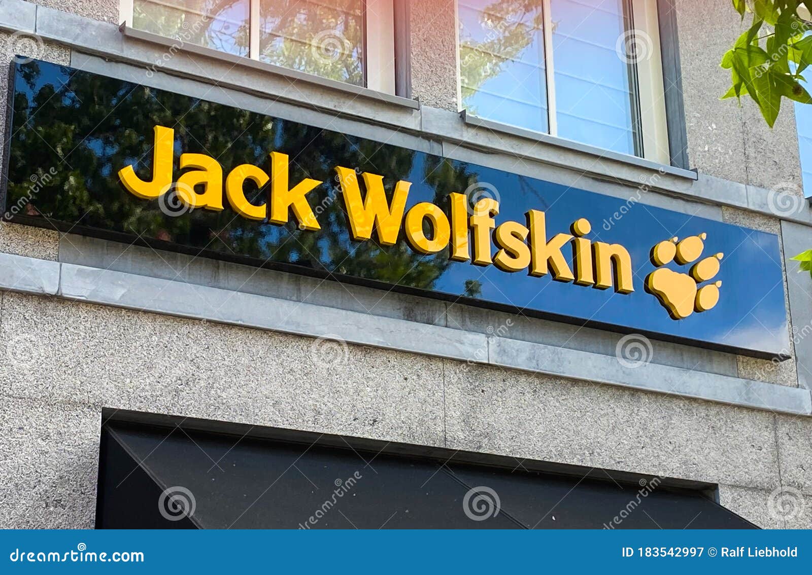 zwaarlijvigheid Perth Binnenshuis View on Facade with Logo Lettering of Jack Wolfskin Outdoor Fashion Company  at Shop Entrance Editorial Photography - Image of design, entrance:  183542997