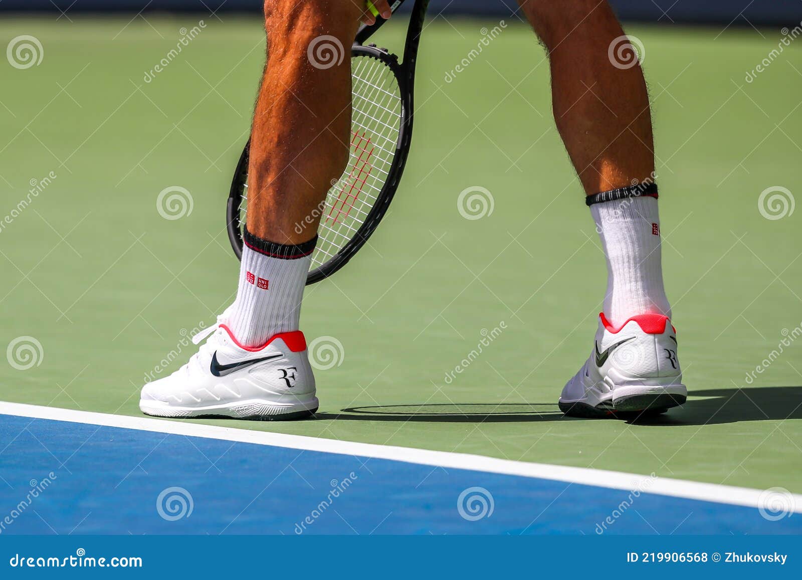 Roger Federer, Campeón Slam 20 Ocasiones De Suiza, Viste Zapatos De Tenis Nike Personalizados Durante El Partido De L de archivo editorial - Imagen de corte, ceremonia: 219906568