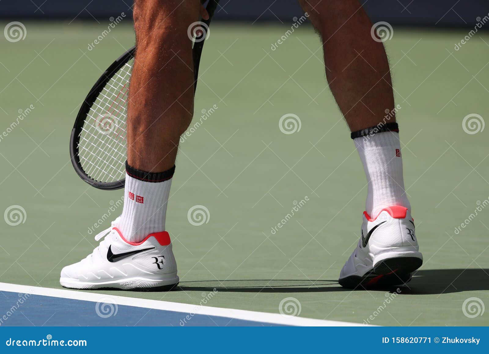 Roger Federer De Suiza, CampeÃ³n Del Grand Slam En 2019, Lleva Zapatos De Tenis Nike Personalizados Durante La Ronda De 16 Partido Foto editorial - Imagen de escoge, nuevo: