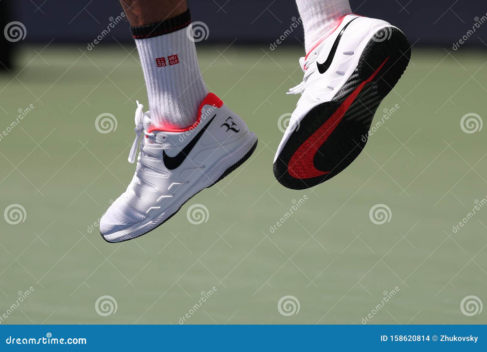 locutor Fondo verde igualdad Roger Federer De Suiza, CampeÃ³n Del Grand Slam En 2019, Lleva Zapatos De Tenis  Nike Personalizados Durante La Ronda De 16 Partido Imagen de archivo  editorial - Imagen de billar, naturalizado: 158620814