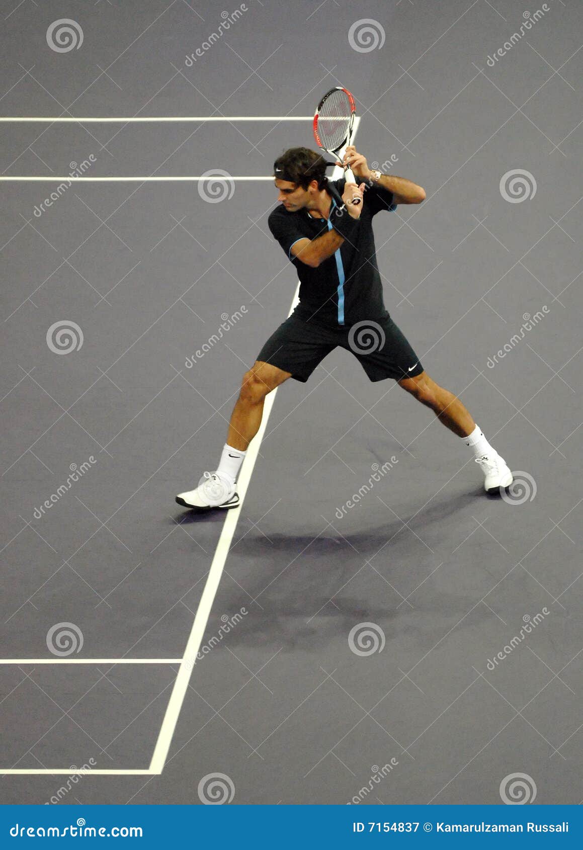 Roger Federer van Zwitserland in acties. Roger Federer van de acties van Zwitserland tijdens een gelijke van het tentoonstellingstennis tegen James Blake van de V.S. in Kuala Lumpur. 18 november, 2008.