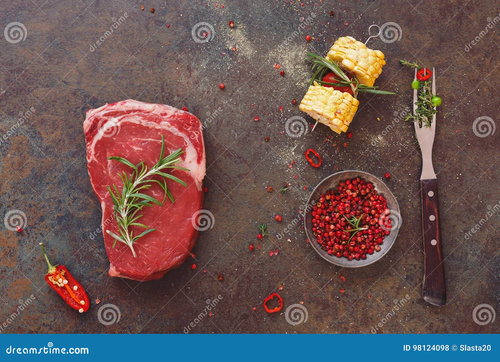 Rohes Schwarzes Angus Steak Mit Gemuse Und Gewurzen Stockfoto Bild Von Schwarzes Gemuse