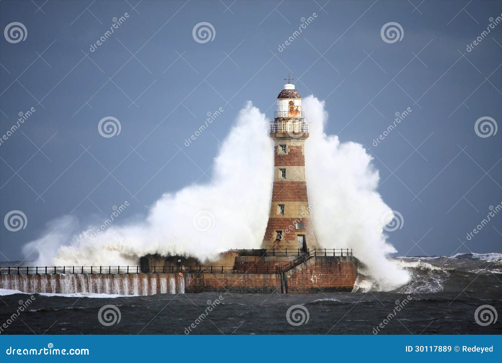 roker lighthouse wave