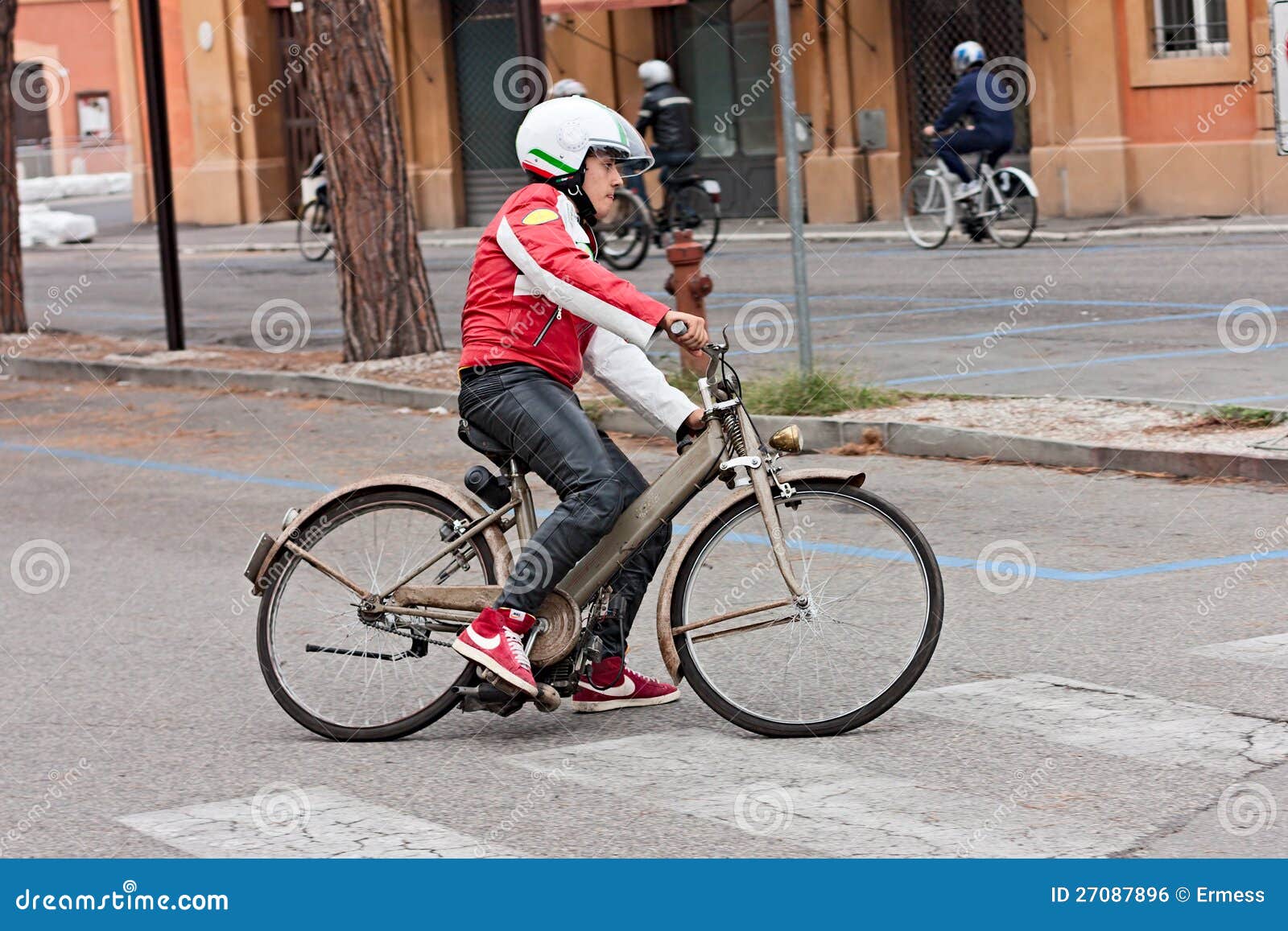 más Medieval artículo Roller Motor Bicycle Garelli Mosquito Editorial Photo - Image of rider,  oldtimer: 27087896