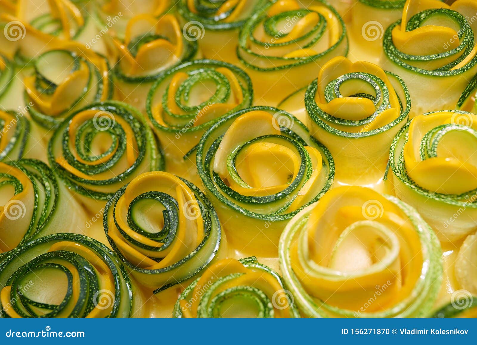 Rollo de pepino y zucchini foto de archivo. Imagen de cena 156271870