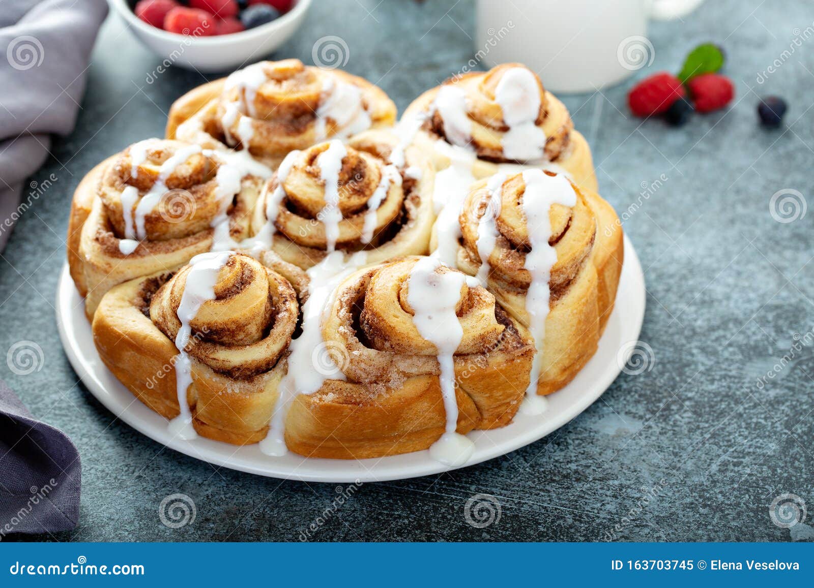 Rollos De Canela Con Crema De Queso Imagen de archivo Imagen de dorado, mini 163703745