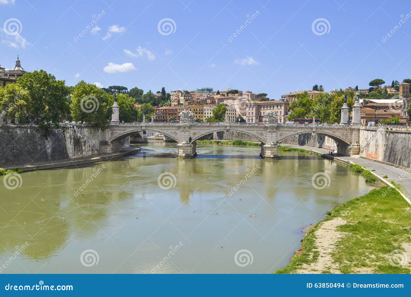 Rom-Stadt. Brücke und Fluss in Rom, Italien