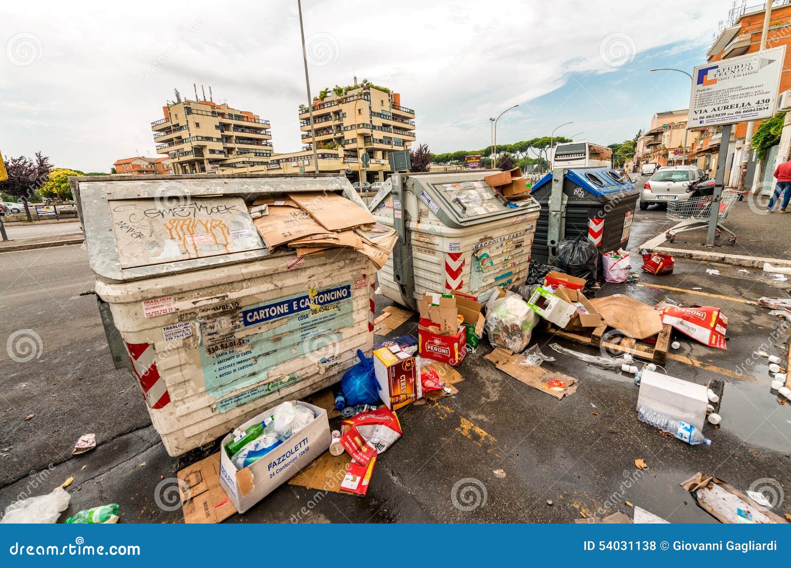 ROMA - 20 DE MAIO DE 2014: Latas de lixo sujas em subúrbios da cidade Roma tem uma edição grande em relação ao lixo urbano