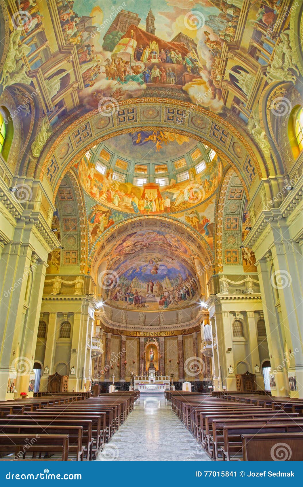 Basilica Santa Maria Ausiliatrice Roma ROMA, ITALIA: La Navata Dei Di Santa Maria Ausiliatrice Della Basilica