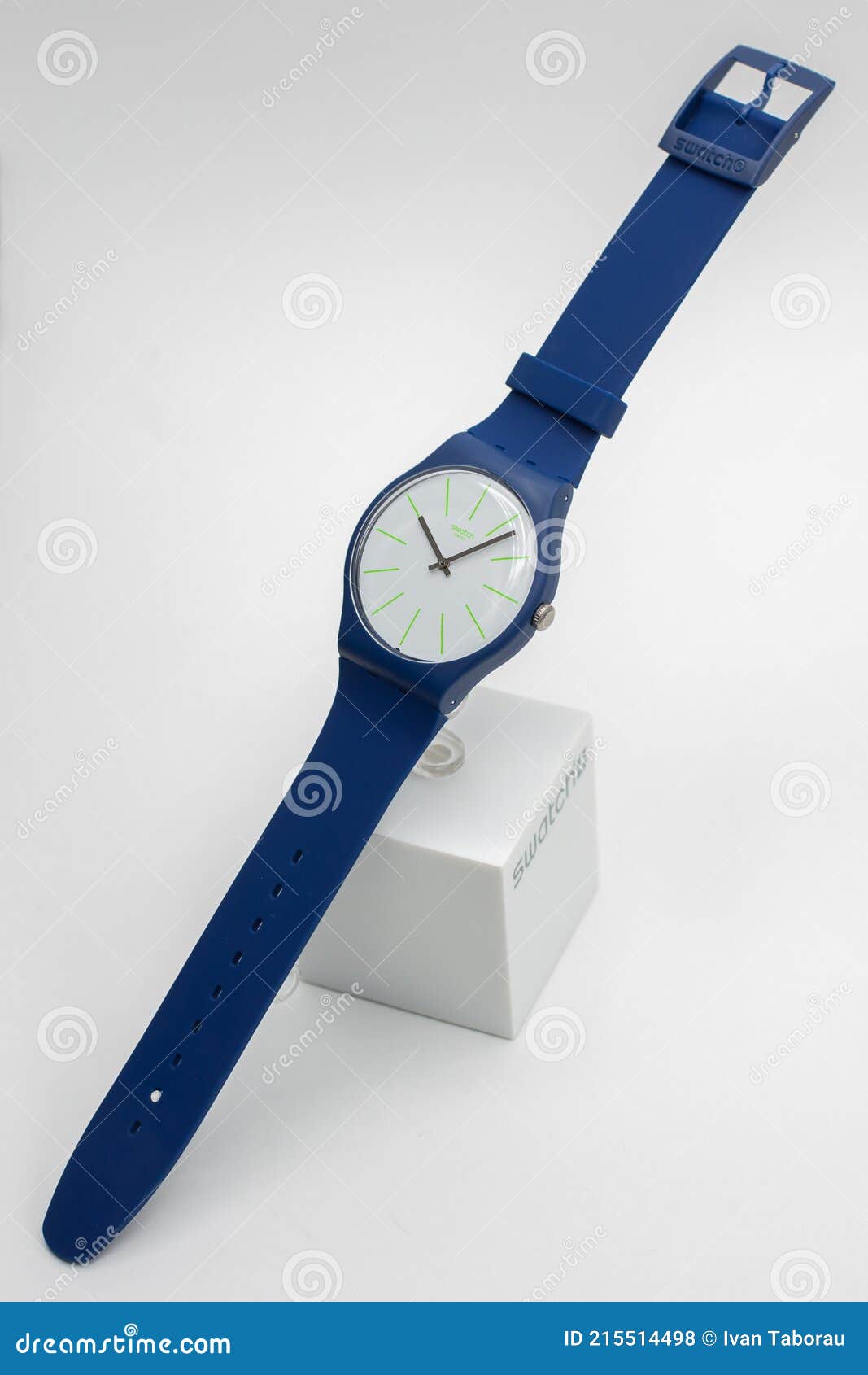 Italia 07102020 Swatch Reloj De Plástico Para Niños. Marcas Verdes El Dial de editorial - Imagen de trendy, objeto: 215514498