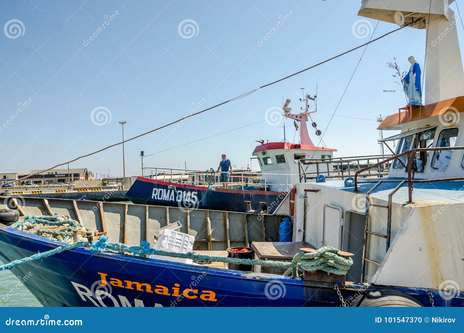 ROMA, ITÁLIA - EM JULHO DE 2017: O barco de pesca vem após a pesca no porto de Fiumicino em um dia ensolarado do verão