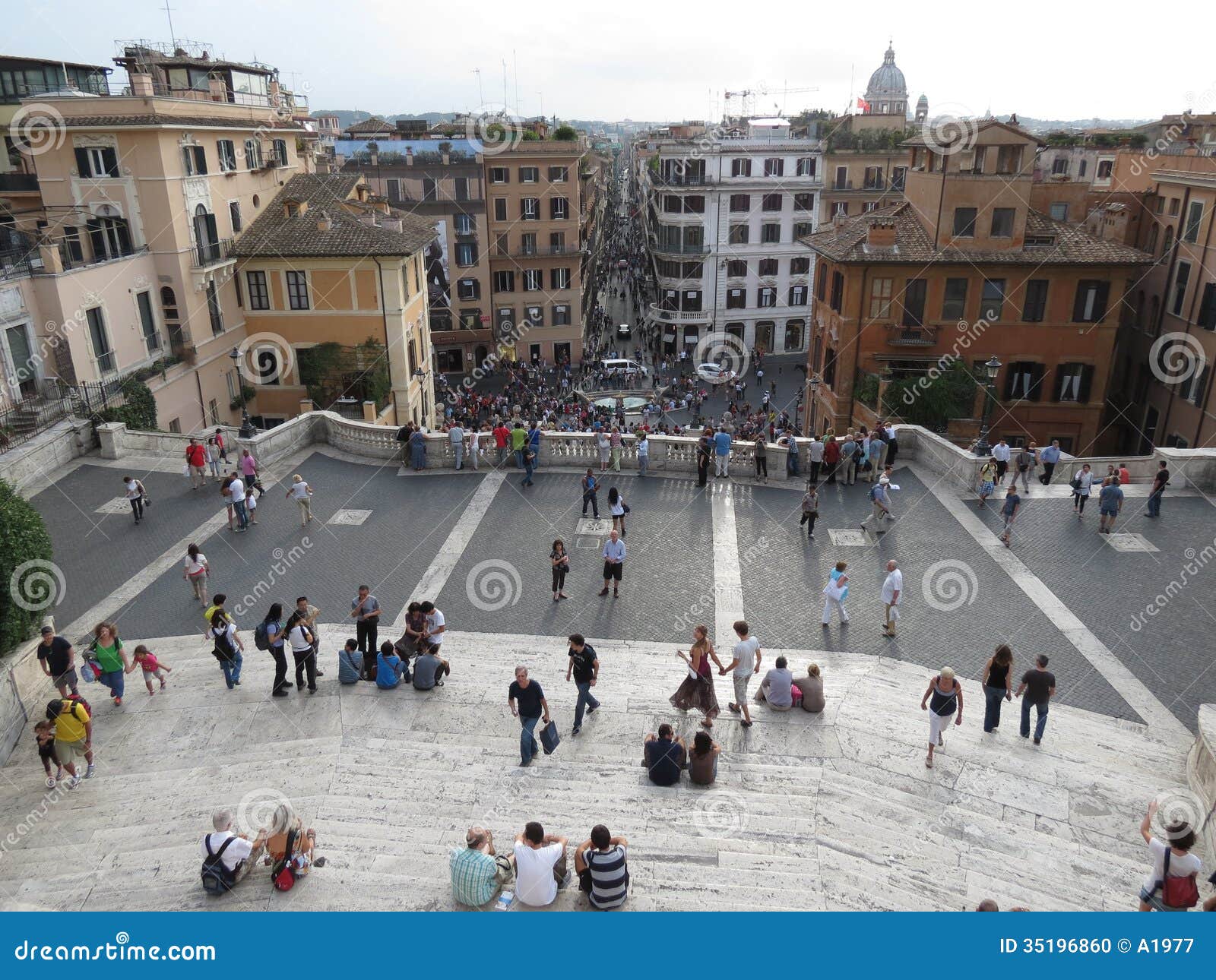 Roma, Piazza di Spagna con disposizione dei posti a sedere turistica sulle scala (punti spagnoli)