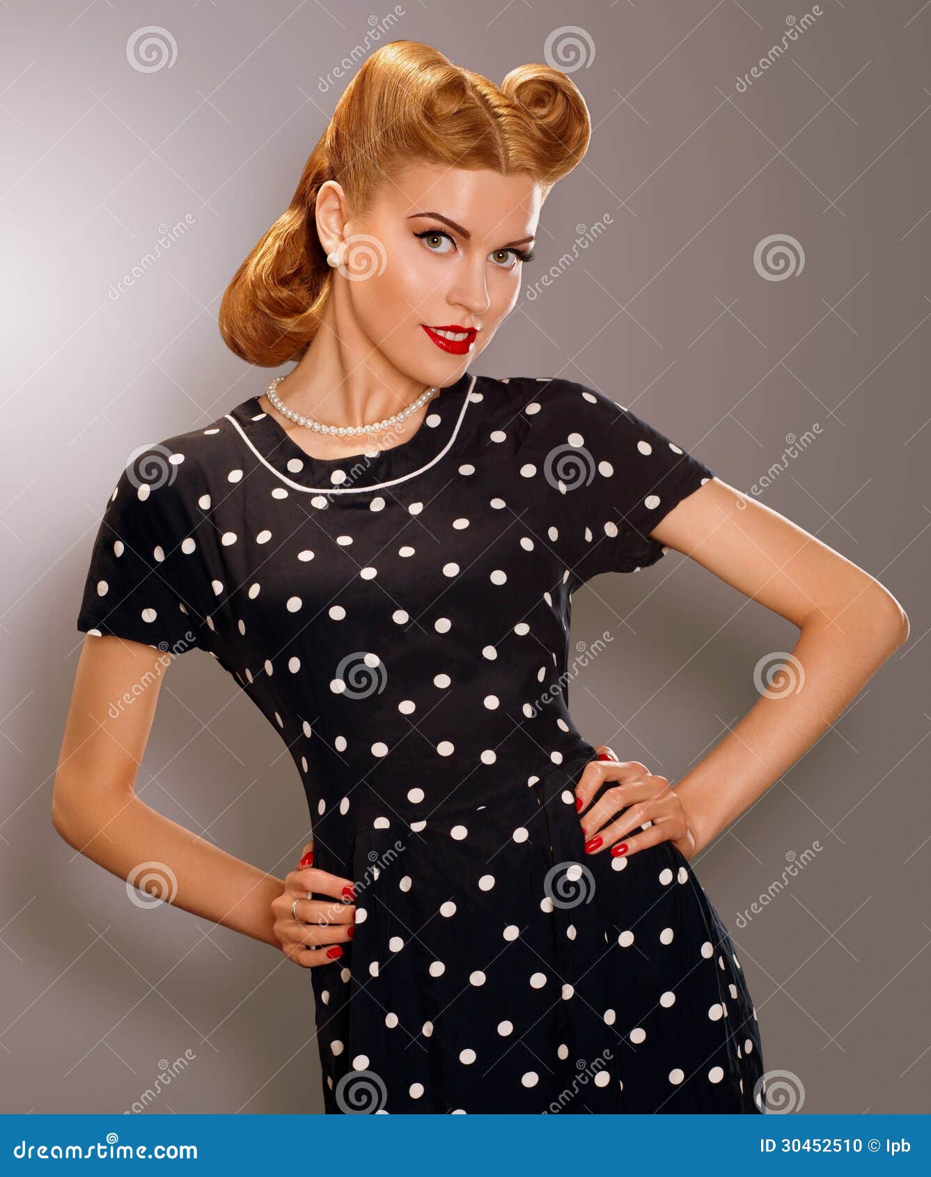 Darmen Sada Chemie Romaans. Gestileerde Vrouw in Blauwe Retro Polka Dot Dress. Pin Up Style  Stock Foto - Image of kapsel, authentiek: 30452510