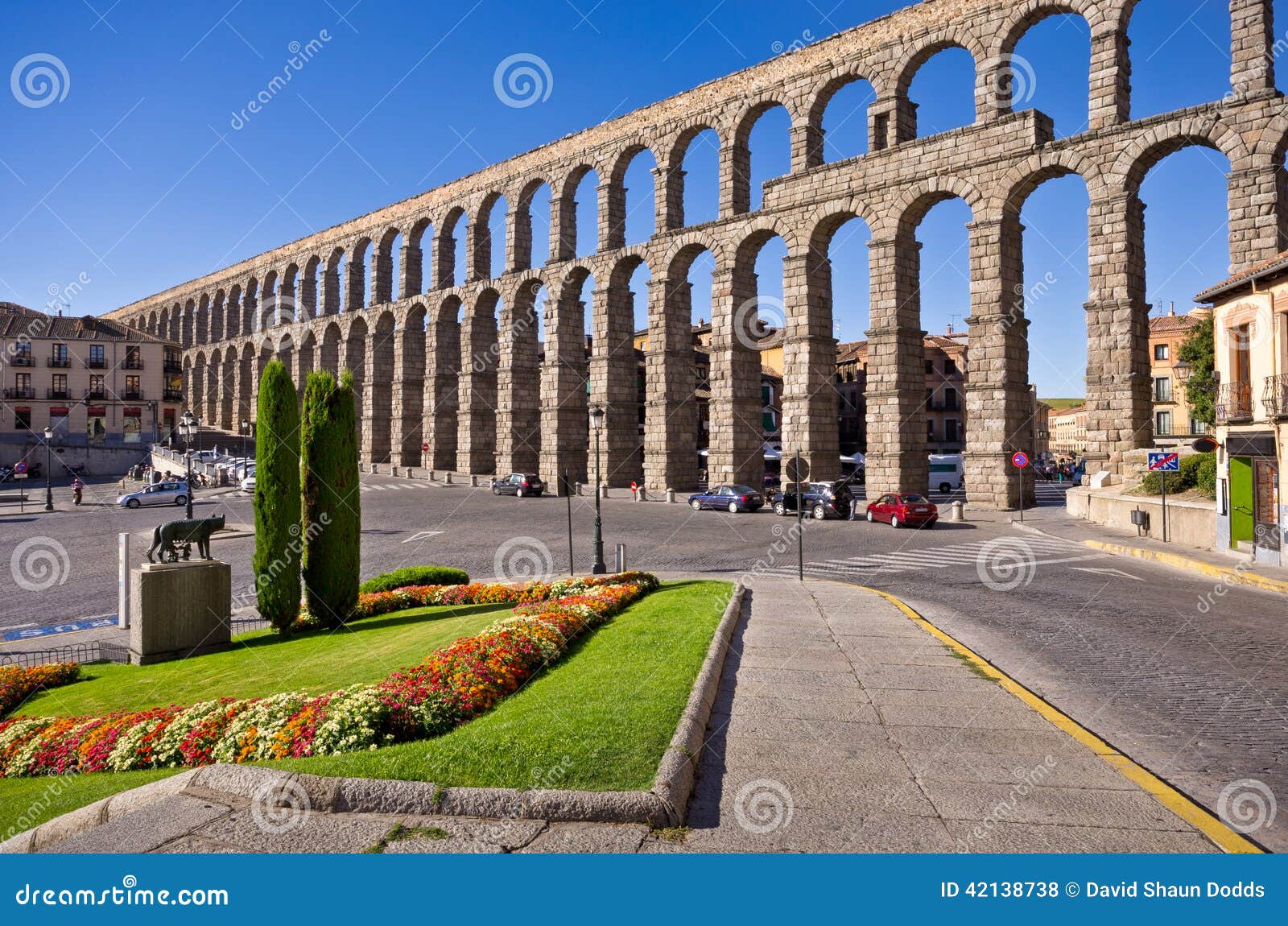 roman aqueduct in segovia