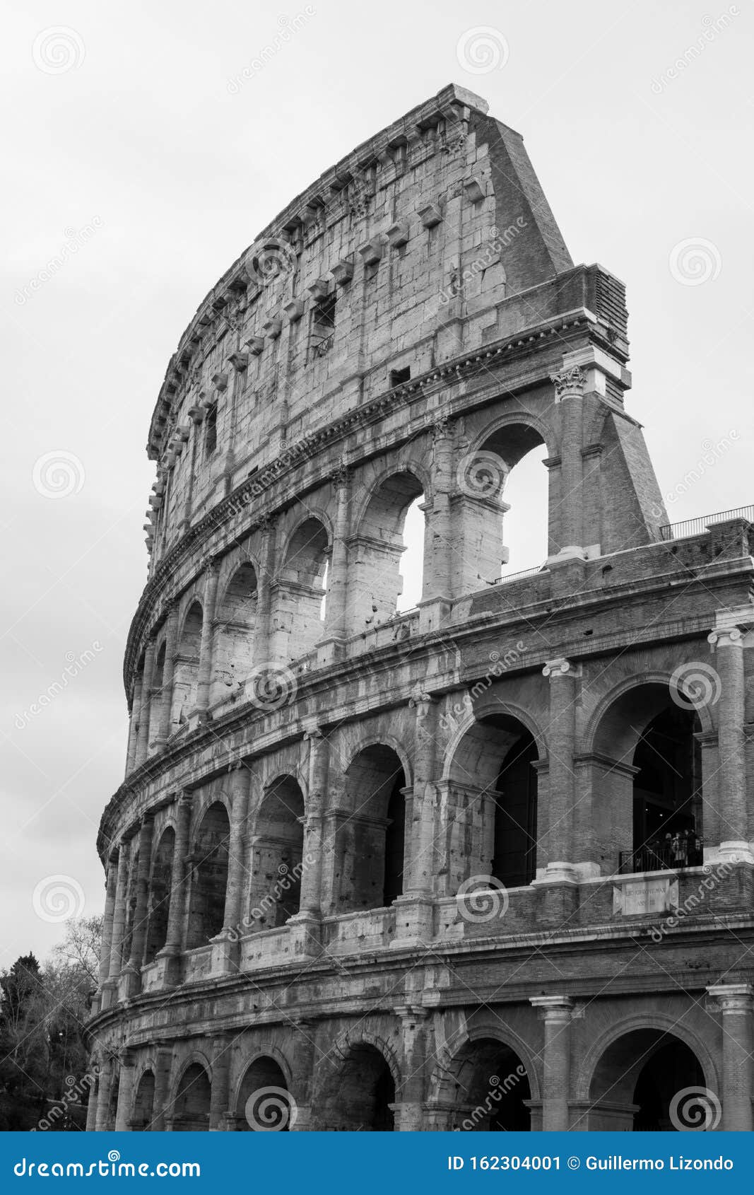 roman coliseo in black and white