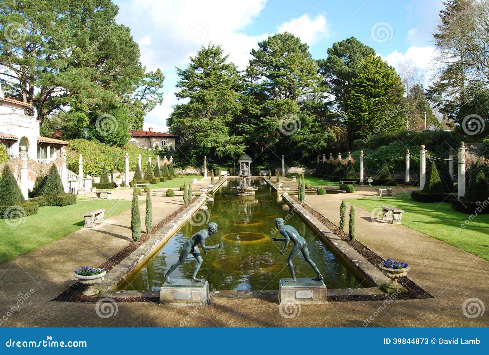 Roman Garden con le statue immagine stock. Immagine di maschile 39844873