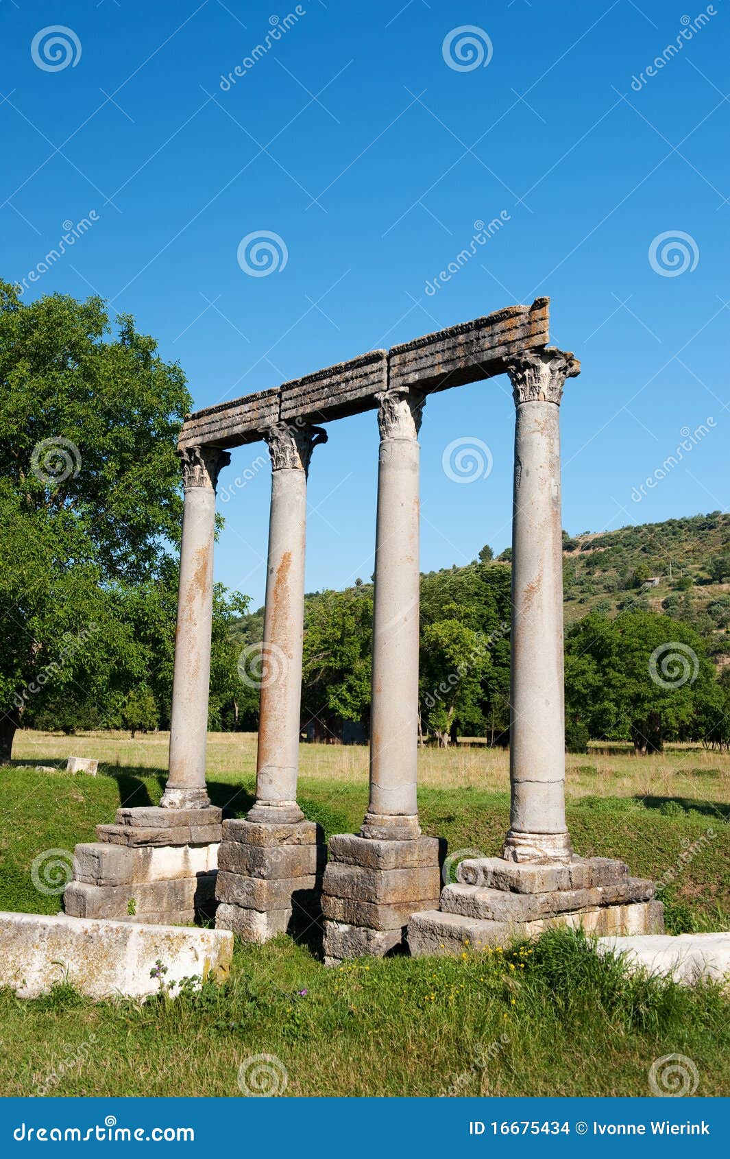 roman temple in riez