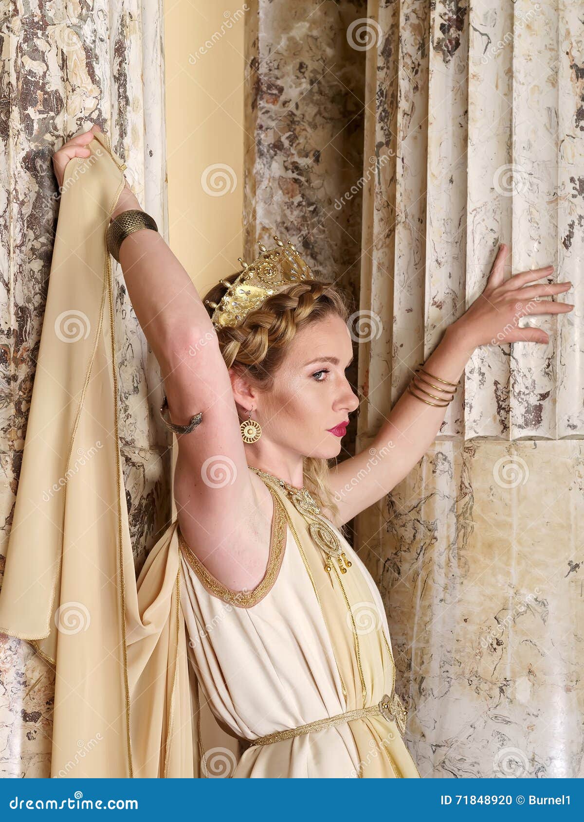 traditional roman clothing