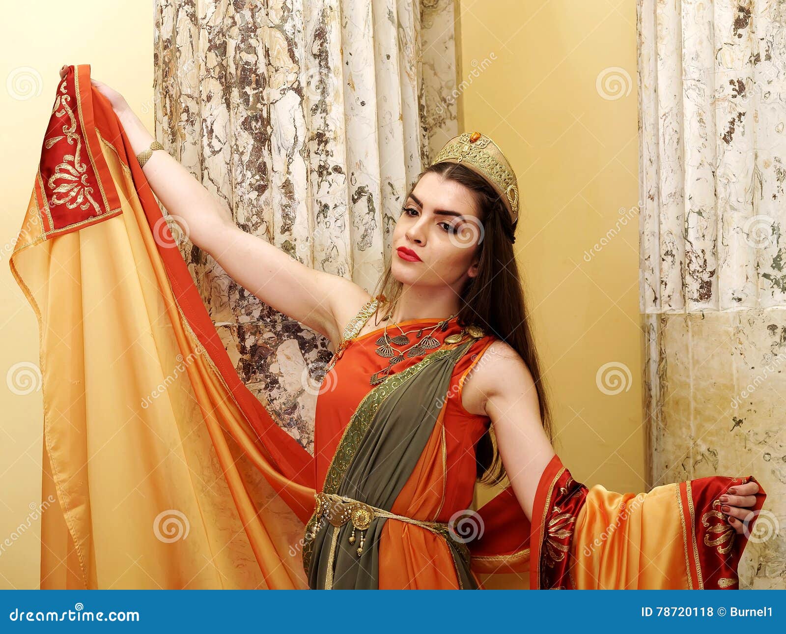 roman traditional dress