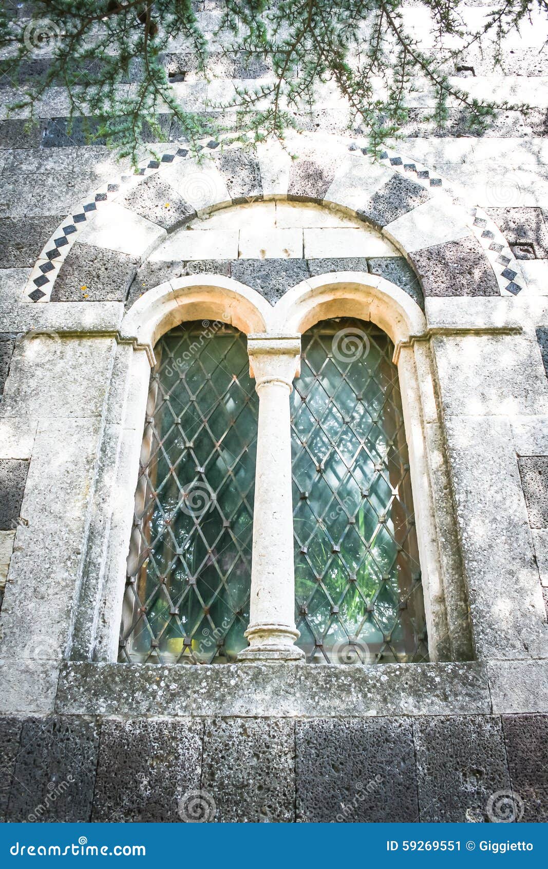 Romanisches Fenster stockbild. Bild von jahrhundert
